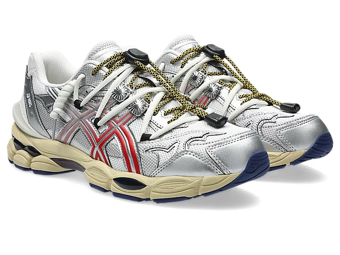 Image de la ASICS GEL-CUMULUS 16 × TOGA White/Red Pure Silver, sneaker blanche, accents rouges et détails argentés, tige en mesh technique, double laçage, système amorti GEL visible. Vue de 3/4 face. 