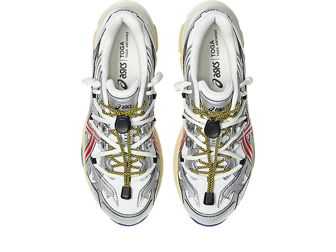 Image de la ASICS GEL-CUMULUS 16 × TOGA White/Red Pure Silver, sneaker blanche, accents rouges et détails argentés, tige en mesh technique, double laçage, système amorti GEL visible. Vue de dessus. 