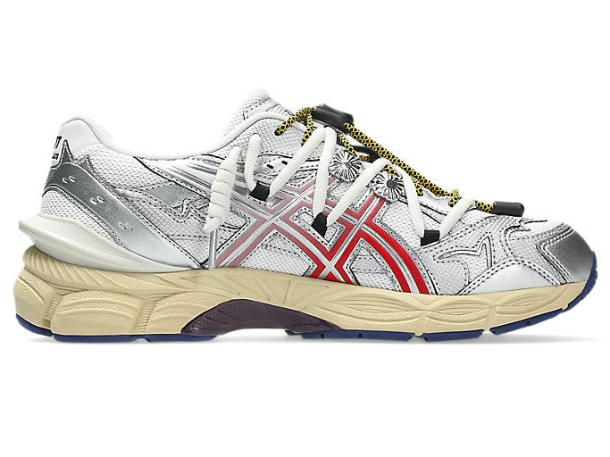 Image de la ASICS GEL-CUMULUS 16 × TOGA White/Red Pure Silver, sneaker blanche, accents rouges et détails argentés, tige en mesh technique, double laçage, système amorti GEL visible. Vue de profil arrière. 