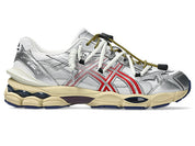 Image de la ASICS GEL-CUMULUS 16 × TOGA White/Red Pure Silver, sneaker blanche, accents rouges et détails argentés, tige en mesh technique, double laçage, système amorti GEL visible. Vue de profil. 
