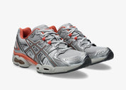 Sneaker ASICS Gel-Nimbus 9 Cloud Grey Clay Grey en mesh gris avec détails ton sur ton, amorti GEL et silhouette rétro-running des années 2000.