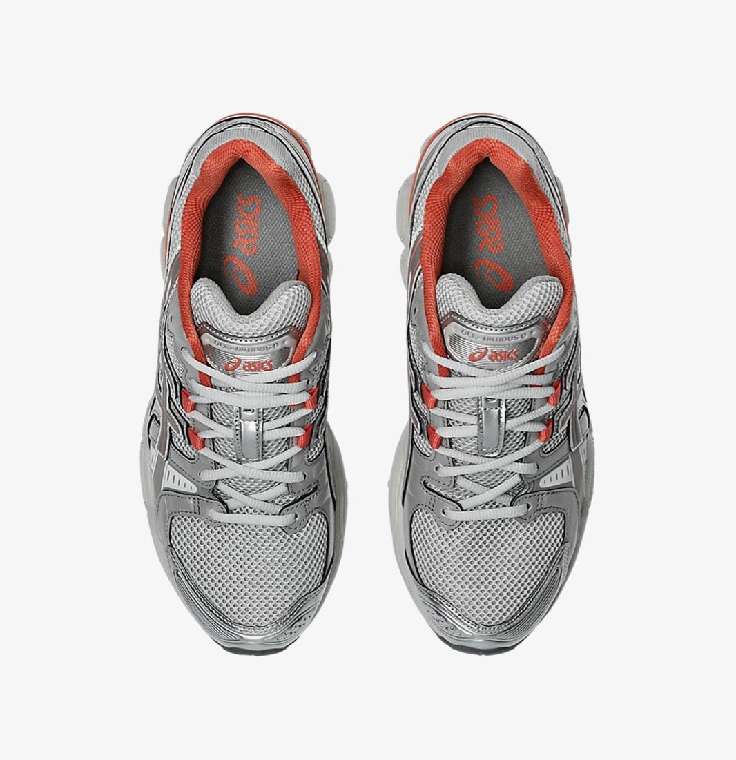 Sneaker ASICS Gel-Nimbus 9 Cloud Grey Clay Grey en mesh gris avec détails ton sur ton, amorti GEL et silhouette rétro-running des années 2000.