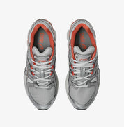 Sneaker ASICS Gel-Nimbus 9 Cloud Grey Clay Grey en mesh gris avec détails ton sur ton, amorti GEL et silhouette rétro-running des années 2000.