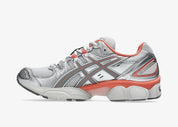 Sneaker ASICS Gel-Nimbus 9 Cloud Grey Clay Grey en mesh gris avec détails ton sur ton, amorti GEL et silhouette rétro-running des années 2000.