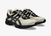 Sneaker ASICS Gel-Cumulus 16 Finesse Desert Rose en mesh rose poudré et beige désert avec amorti GEL et silhouette rétro-running moderne.