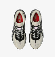 Sneaker ASICS Gel-Cumulus 16 Finesse Desert Rose en mesh rose poudré et beige désert avec amorti GEL et silhouette rétro-running moderne.