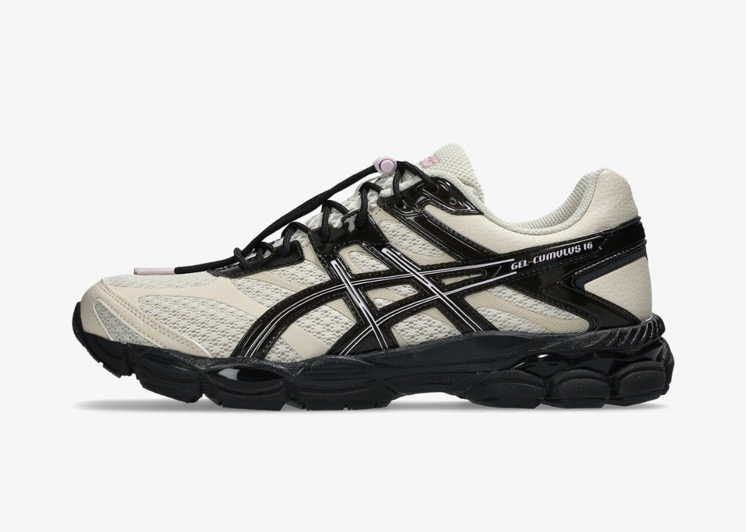 Sneaker ASICS Gel-Cumulus 16 Finesse Desert Rose en mesh rose poudré et beige désert avec amorti GEL et silhouette rétro-running moderne.