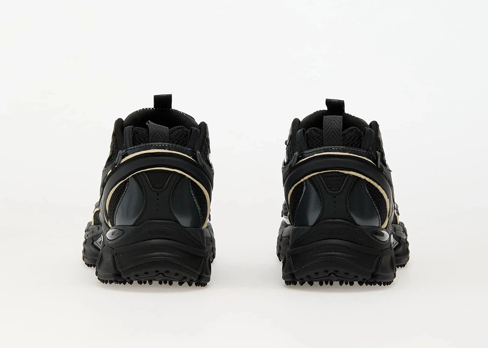 OFF-WHITE Be Right Back Black noires en matériaux techniques avec détails graphiques signature et semelle sculpturale (vue de derrière)