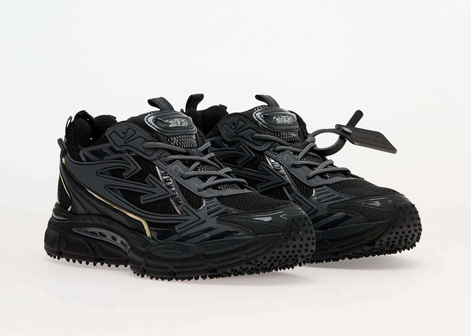 OFF-WHITE Be Right Back Black noires en matériaux techniques avec détails graphiques signature et semelle sculpturale (vue de 3/4)