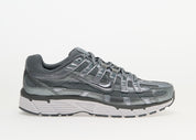 Nike P-6000 Metallic Cool Grey grise et argentée avec tige en mesh, empiècements multicouches et semelle rétro-running.