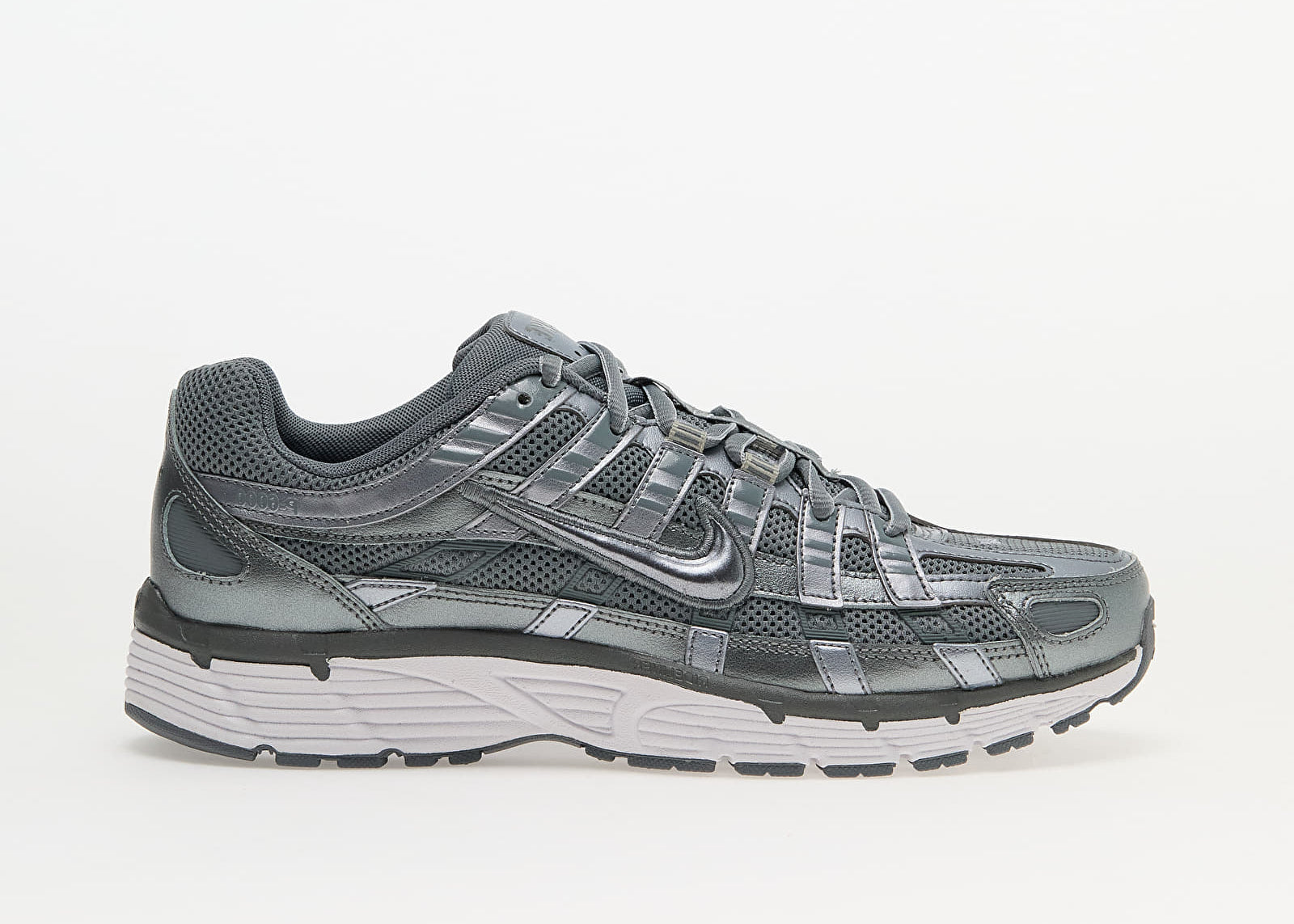 Nike P-6000 Metallic Cool Grey grise et argentée avec tige en mesh, empiècements multicouches et semelle rétro-running.