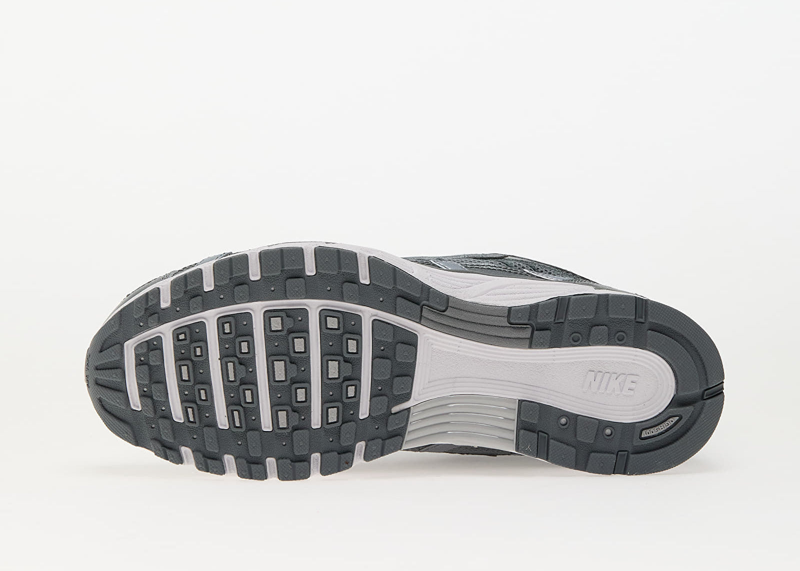 Nike P-6000 Metallic Cool Grey grise et argentée avec tige en mesh, empiècements multicouches et semelle rétro-running.