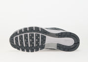 Nike P-6000 Metallic Cool Grey grise et argentée avec tige en mesh, empiècements multicouches et semelle rétro-running.