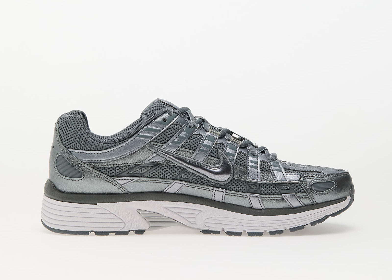Nike P-6000 Metallic Cool Grey grise et argentée avec tige en mesh, empiècements multicouches et semelle rétro-running.