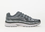Nike P-6000 Metallic Cool Grey grise et argentée avec tige en mesh, empiècements multicouches et semelle rétro-running.
