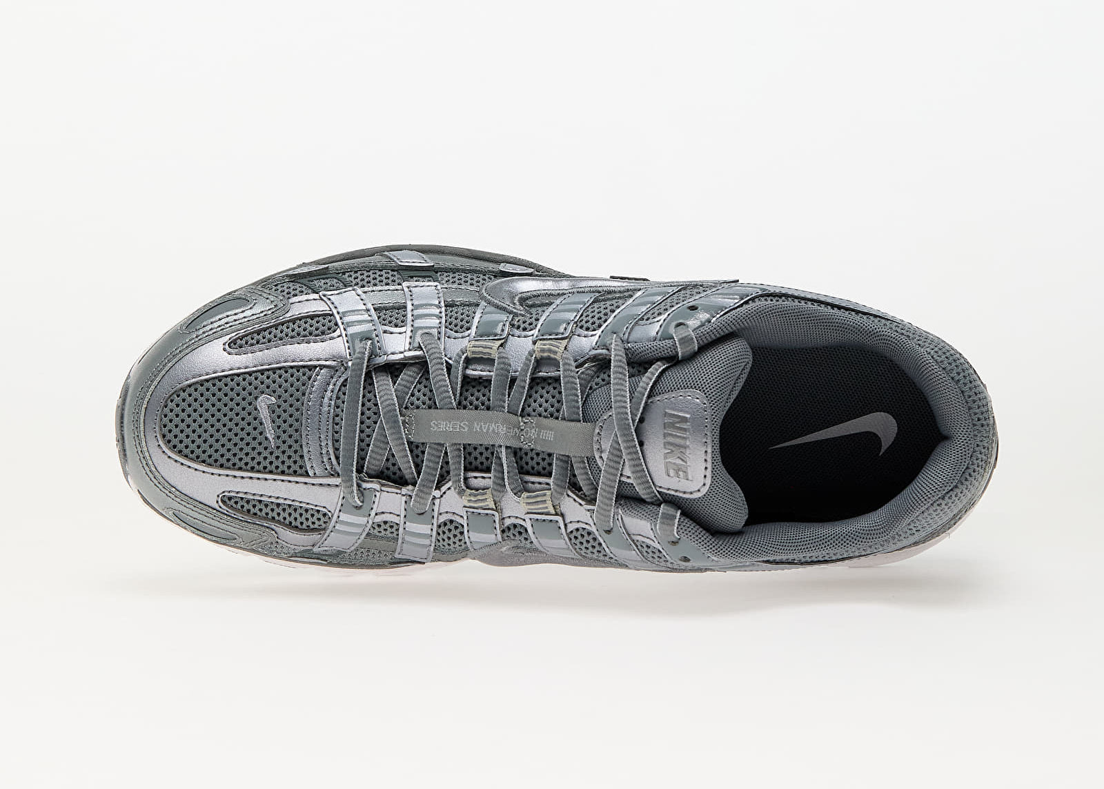 Nike P-6000 Metallic Cool Grey grise et argentée avec tige en mesh, empiècements multicouches et semelle rétro-running.
