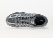 Nike P-6000 Metallic Cool Grey grise et argentée avec tige en mesh, empiècements multicouches et semelle rétro-running.
