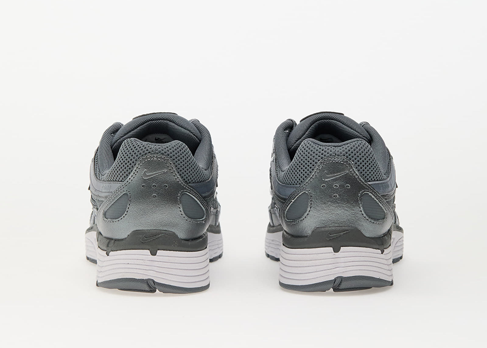 Nike P-6000 Metallic Cool Grey grise et argentée avec tige en mesh, empiècements multicouches et semelle rétro-running.