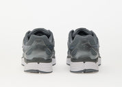 Nike P-6000 Metallic Cool Grey grise et argentée avec tige en mesh, empiècements multicouches et semelle rétro-running.