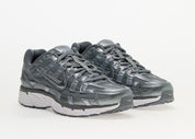 Nike P-6000 Metallic Cool Grey grise et argentée avec tige en mesh, empiècements multicouches et semelle rétro-running.
