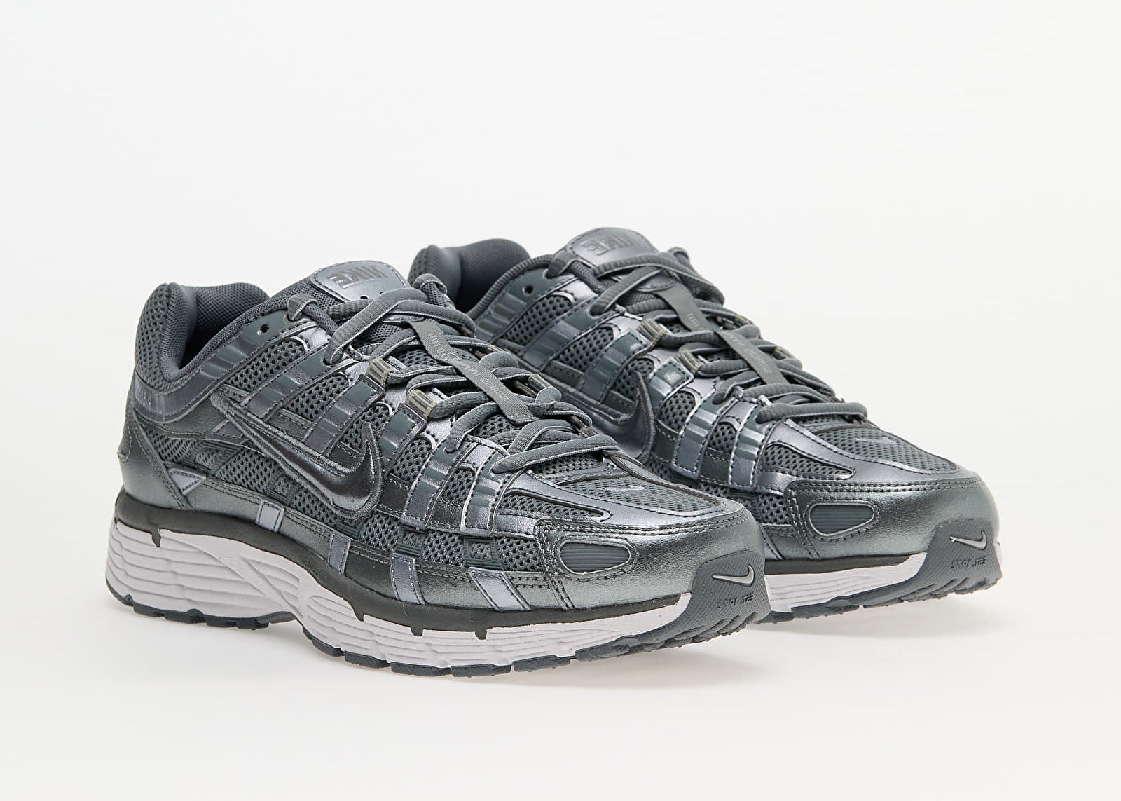 Nike P-6000 Metallic Cool Grey grise et argentée avec tige en mesh, empiècements multicouches et semelle rétro-running.
