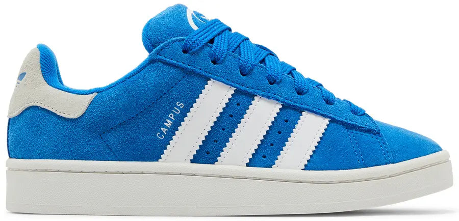 Baskets adidas Campus 00s Blue Bird en suède bleu vif avec trois bandes latérales blanches en cuir, semelle caoutchouc, style années 2000. (vue de profil)