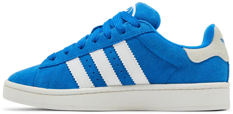 Baskets adidas Campus 00s Blue Bird en suède bleu vif avec trois bandes latérales blanches en cuir, semelle caoutchouc, style années 2000. (vue de profil intérieur)
