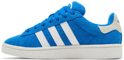 Baskets adidas Campus 00s Blue Bird en suède bleu vif avec trois bandes latérales blanches en cuir, semelle caoutchouc, style années 2000. (vue de profil intérieur)