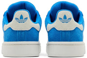 Baskets adidas Campus 00s Blue Bird en suède bleu vif avec trois bandes latérales blanches en cuir, semelle caoutchouc, style années 2000. (vue de derrière)