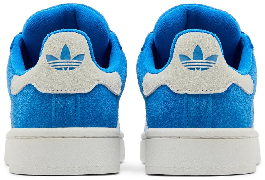 Baskets adidas Campus 00s Blue Bird en suède bleu vif avec trois bandes latérales blanches en cuir, semelle caoutchouc, style années 2000. (vue de derrière)