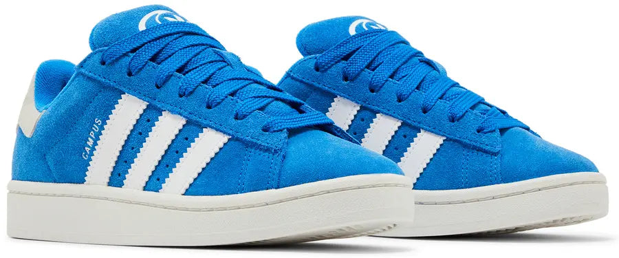 Baskets adidas Campus 00s Blue Bird en suède bleu vif avec trois bandes latérales blanches en cuir, semelle caoutchouc, style années 2000. (vue de 3/4)