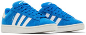 Baskets adidas Campus 00s Blue Bird en suède bleu vif avec trois bandes latérales blanches en cuir, semelle caoutchouc, style années 2000. (vue de 3/4)
