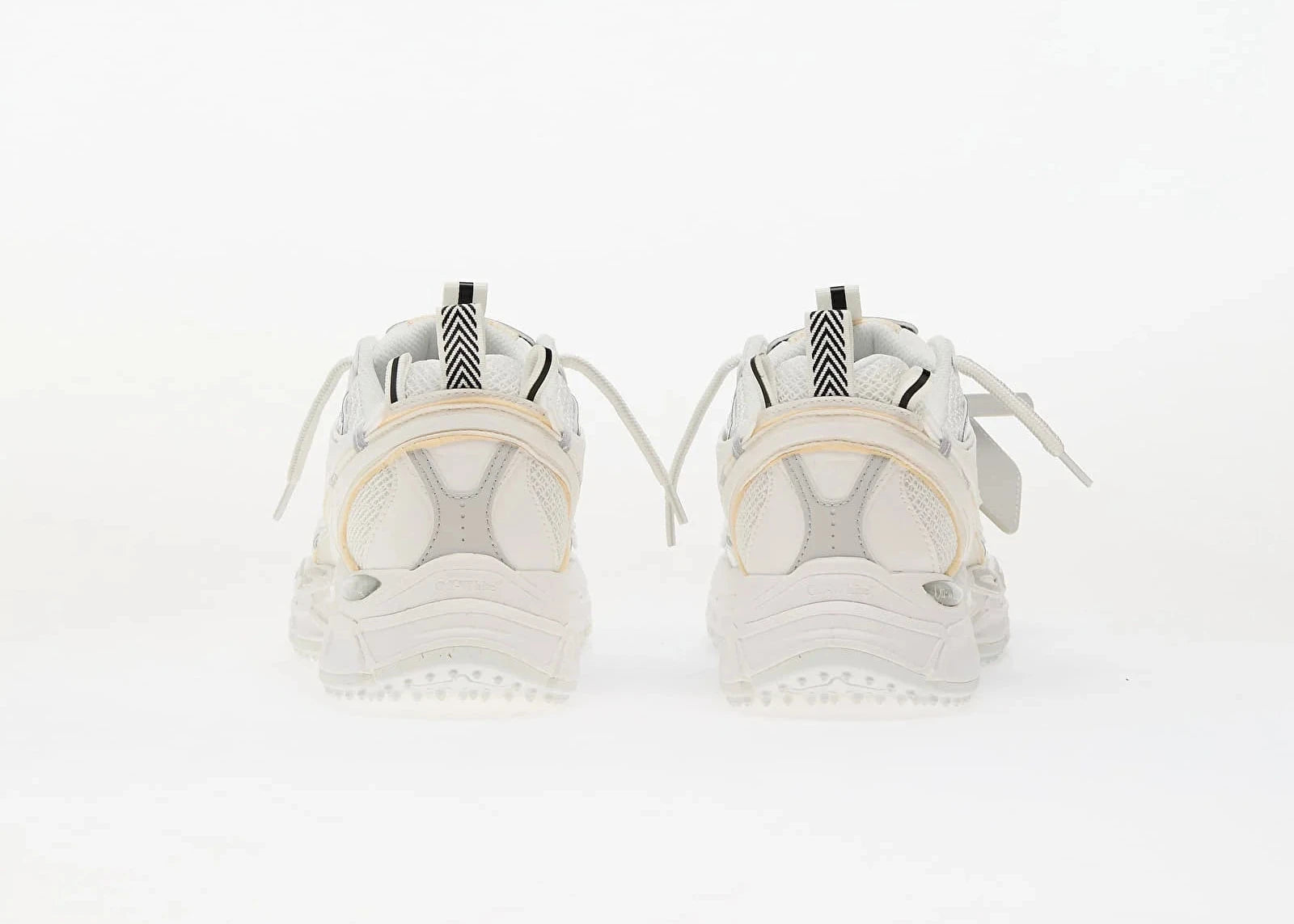 OFF-WHITE Be Right Back White blanches en matériaux techniques avec détails graphiques signature et semelle sculpturale (vue de derrière)