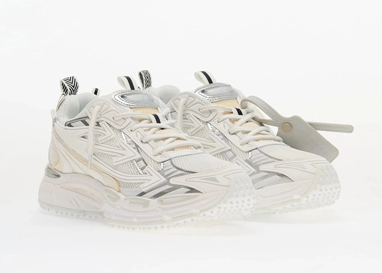 OFF-WHITE Be Right Back White blanches en matériaux techniques avec détails graphiques signature et semelle sculpturale (vue de 3/4)