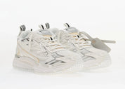OFF-WHITE Be Right Back White blanches en matériaux techniques avec détails graphiques signature et semelle sculpturale (vue de 3/4)