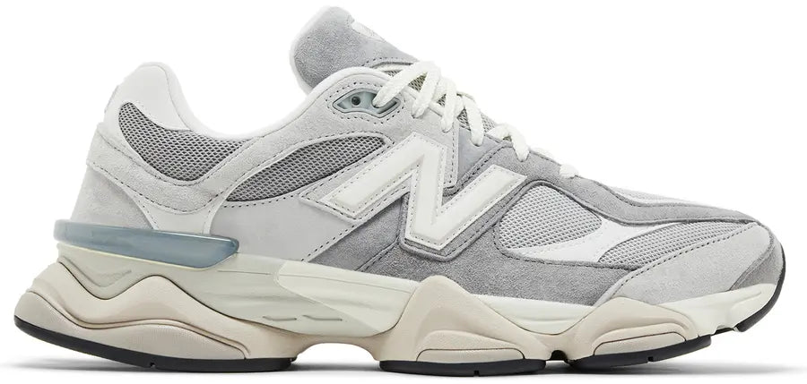 Image de la New Balance 9060 Slate Grey Raincloud, sneaker gris clair et gris foncé en mesh et suède avec semelle épaisse sculptée et technologies ABZORB et SBS. (vue de profil)