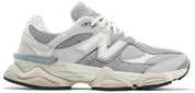 Image de la New Balance 9060 Slate Grey Raincloud, sneaker gris clair et gris foncé en mesh et suède avec semelle épaisse sculptée et technologies ABZORB et SBS. (vue de profil)
