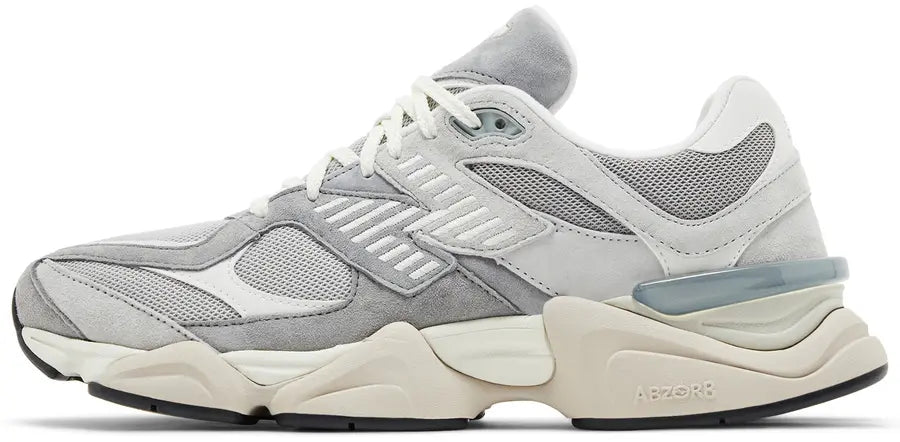 Image de la New Balance 9060 Slate Grey Raincloud, sneaker gris clair et gris foncé en mesh et suède avec semelle épaisse sculptée et technologies ABZORB et SBS. (vue de profil intérieur)