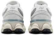 Image de la New Balance 9060 Slate Grey Raincloud, sneaker gris clair et gris foncé en mesh et suède avec semelle épaisse sculptée et technologies ABZORB et SBS. (vue de derrière)