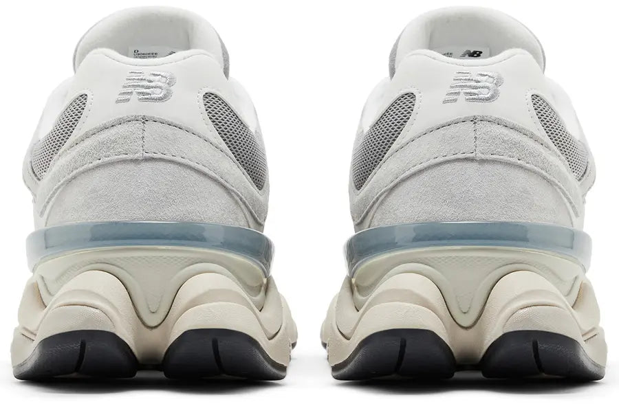 Image de la New Balance 9060 Slate Grey Raincloud, sneaker gris clair et gris foncé en mesh et suède avec semelle épaisse sculptée et technologies ABZORB et SBS. (vue de derrière)