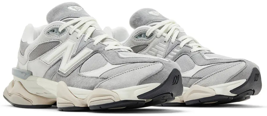 Image de la New Balance 9060 Slate Grey Raincloud, sneaker gris clair et gris foncé en mesh et suède avec semelle épaisse sculptée et technologies ABZORB et SBS. (vue de 3/4)