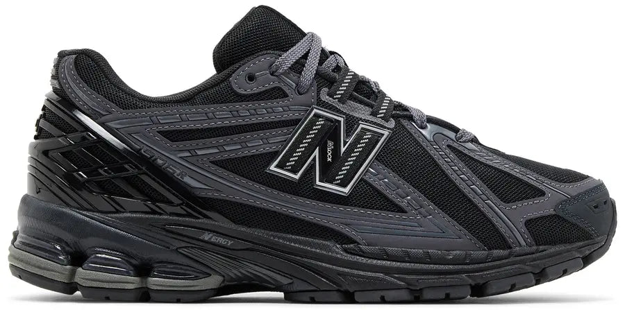 Image de la New Balance 1906R Black Phantom, sneaker noire en mesh et matières synthétiques avec semelle technique N-ergy et amortis ACTEVA Lite et ABZORB SBS. (vue de profil)