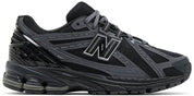 Image de la New Balance 1906R Black Phantom, sneaker noire en mesh et matières synthétiques avec semelle technique N-ergy et amortis ACTEVA Lite et ABZORB SBS. (vue de profil)