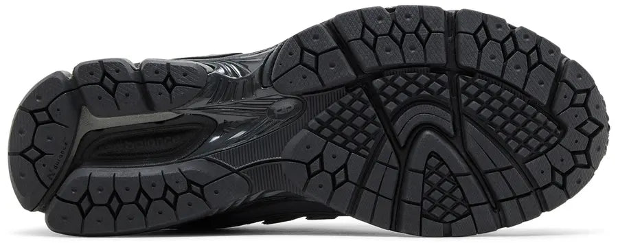 Image de la New Balance 1906R Black Phantom, sneaker noire en mesh et matières synthétiques avec semelle technique N-ergy et amortis ACTEVA Lite et ABZORB SBS. (vue semelle)