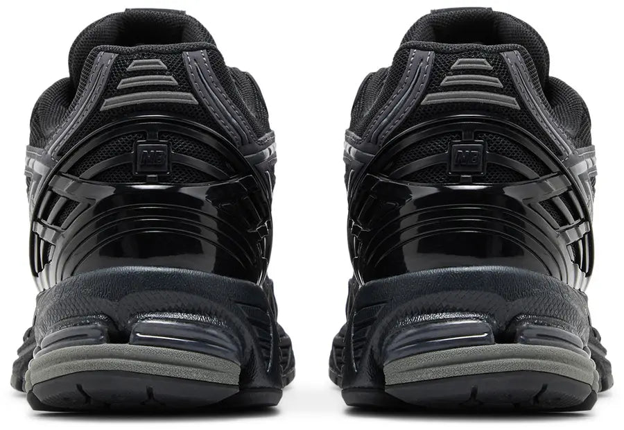 Image de la New Balance 1906R Black Phantom, sneaker noire en mesh et matières synthétiques avec semelle technique N-ergy et amortis ACTEVA Lite et ABZORB SBS. (vue de derrière)