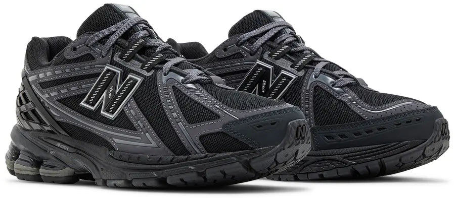 Image de la New Balance 1906R Black Phantom, sneaker noire en mesh et matières synthétiques avec semelle technique N-ergy et amortis ACTEVA Lite et ABZORB SBS. (vue de 3/4)