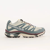 Sneakers Salomon XT-4 OG en mesh technique avec renforts synthétiques, coloris Vanilla Ice et Ice Flow, semelle trail avec technologie Agile Chassis System.
