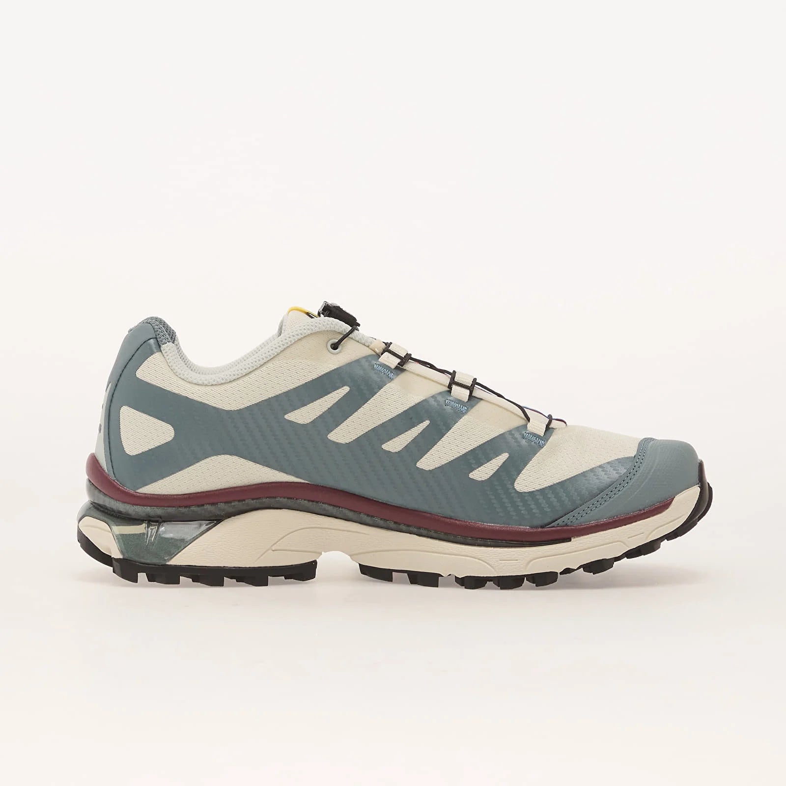 Sneakers Salomon XT-4 OG en mesh technique avec renforts synthétiques, coloris Vanilla Ice et Ice Flow, semelle trail avec technologie Agile Chassis System.