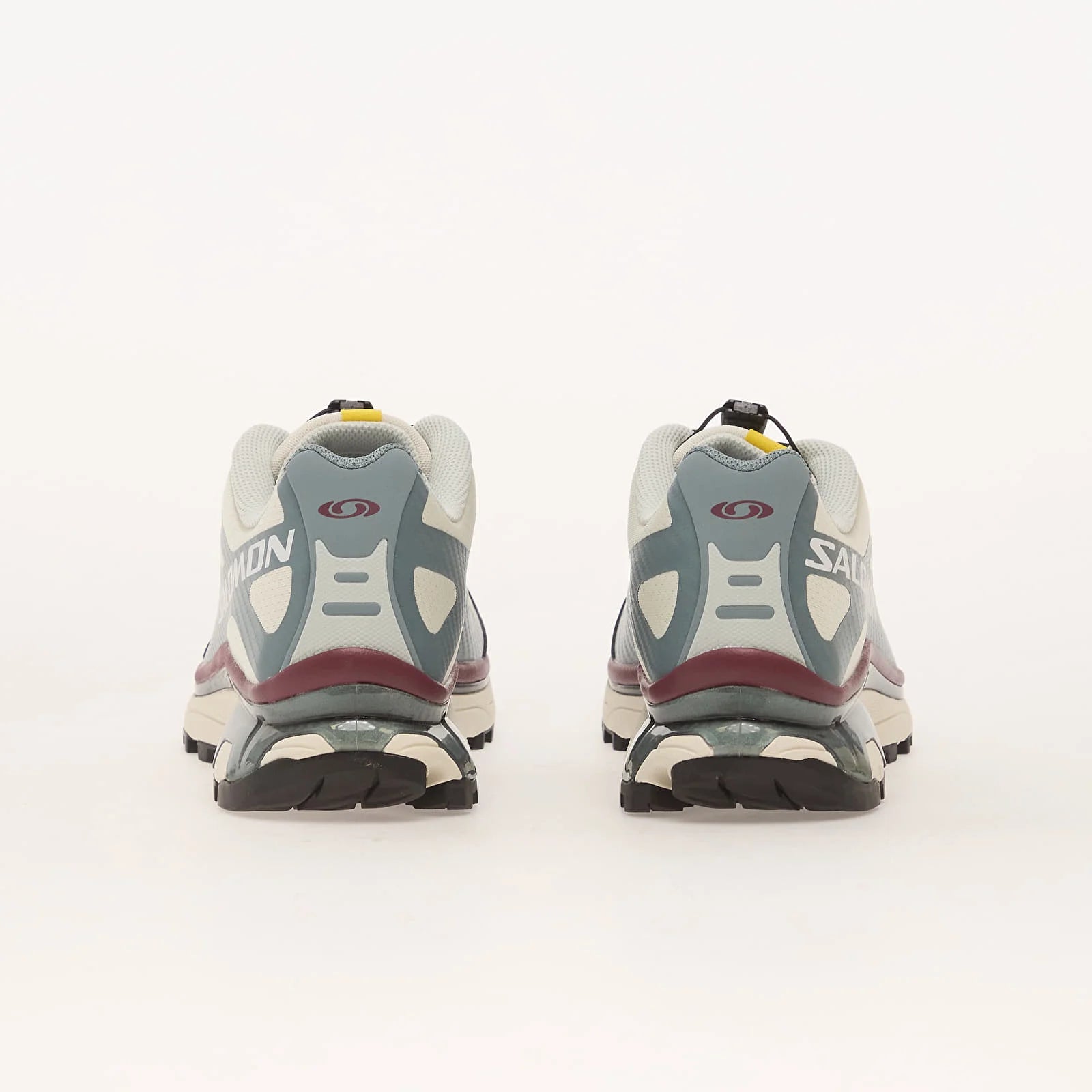 Sneakers Salomon XT-4 OG en mesh technique avec renforts synthétiques, coloris Vanilla Ice et Ice Flow, semelle trail avec technologie Agile Chassis System.