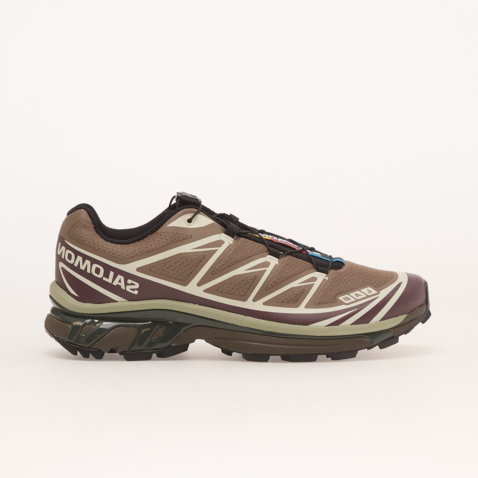 Sneakers Salomon XT-6 Walnut Huckleberry en mesh technique respirant, avec empiècements synthétiques premium, laçage Quicklace et semelle Contagrip haute adhérence.